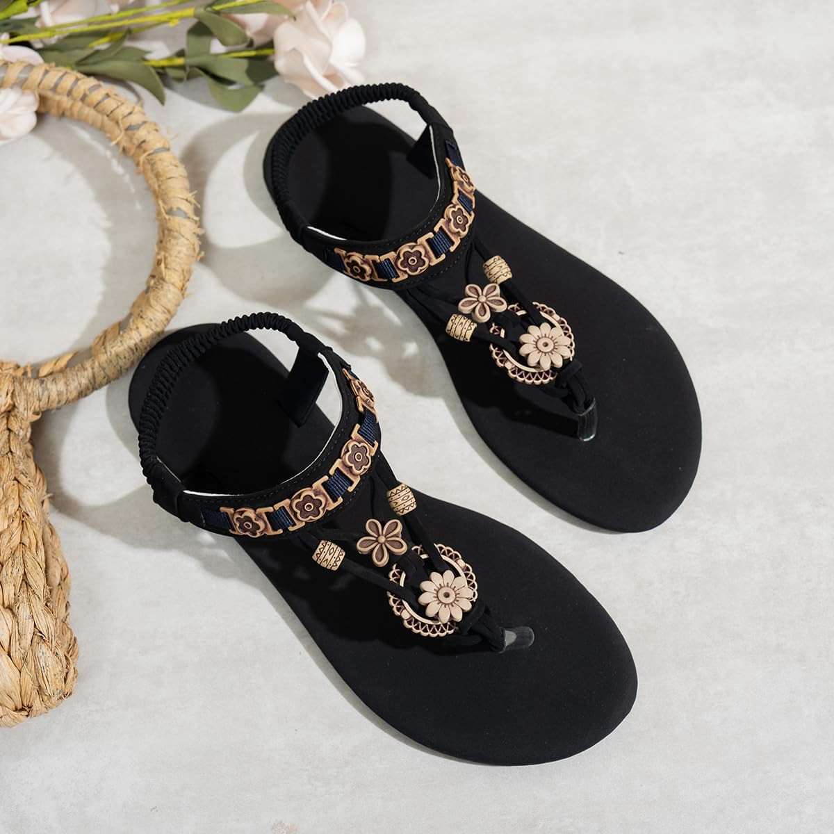 Sandali bassi da donna, estivi, da spiaggia, bohémien, con cinturino a T e decorazioni floreali, con elastico sul retro