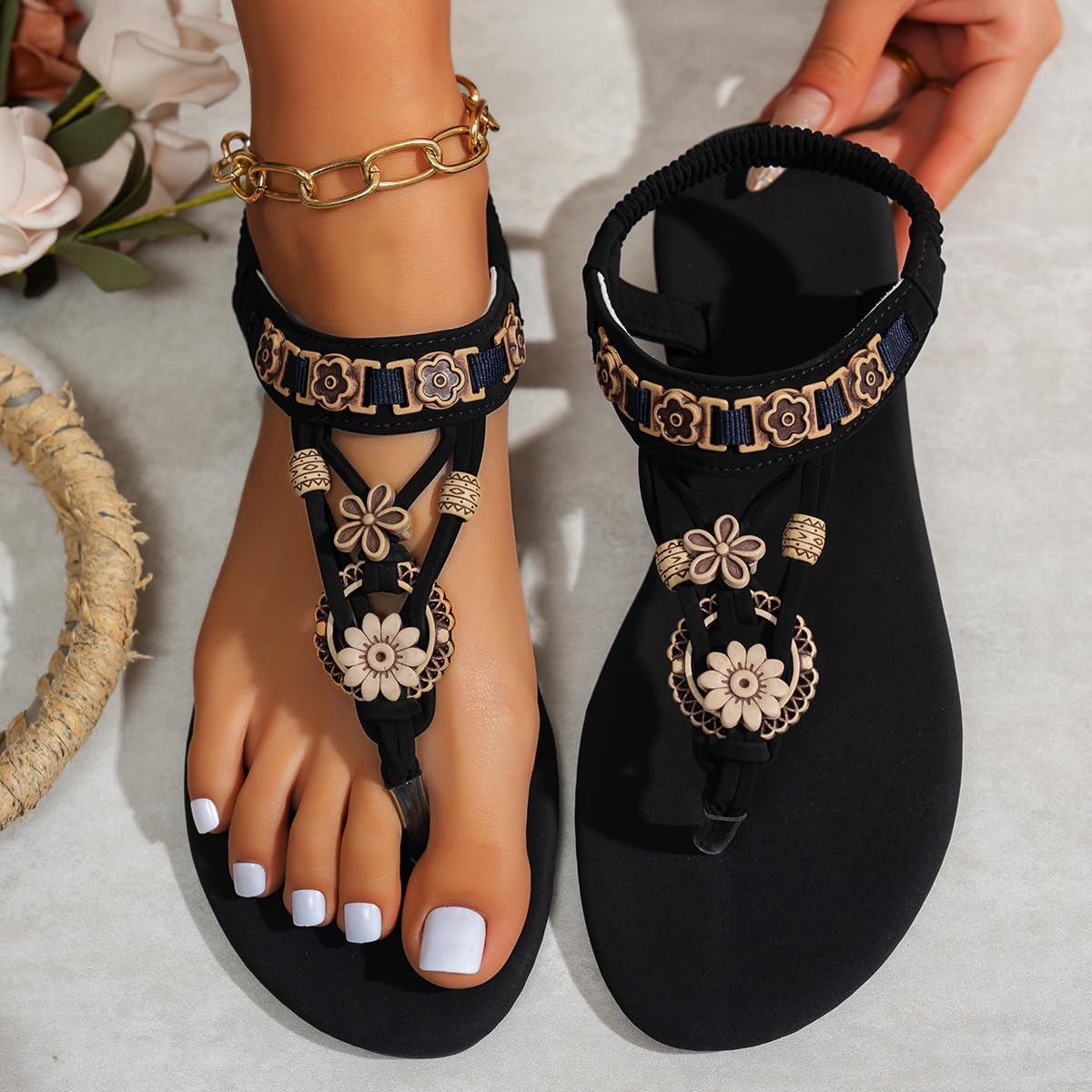 Sandali bassi da donna, estivi, da spiaggia, bohémien, con cinturino a T e decorazioni floreali, con elastico sul retro